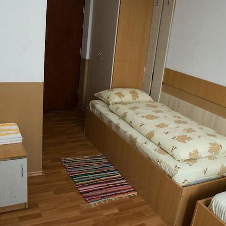 Everest Hotel Arad Bagian luar foto