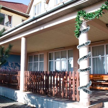 Everest Hotel Arad Bagian luar foto