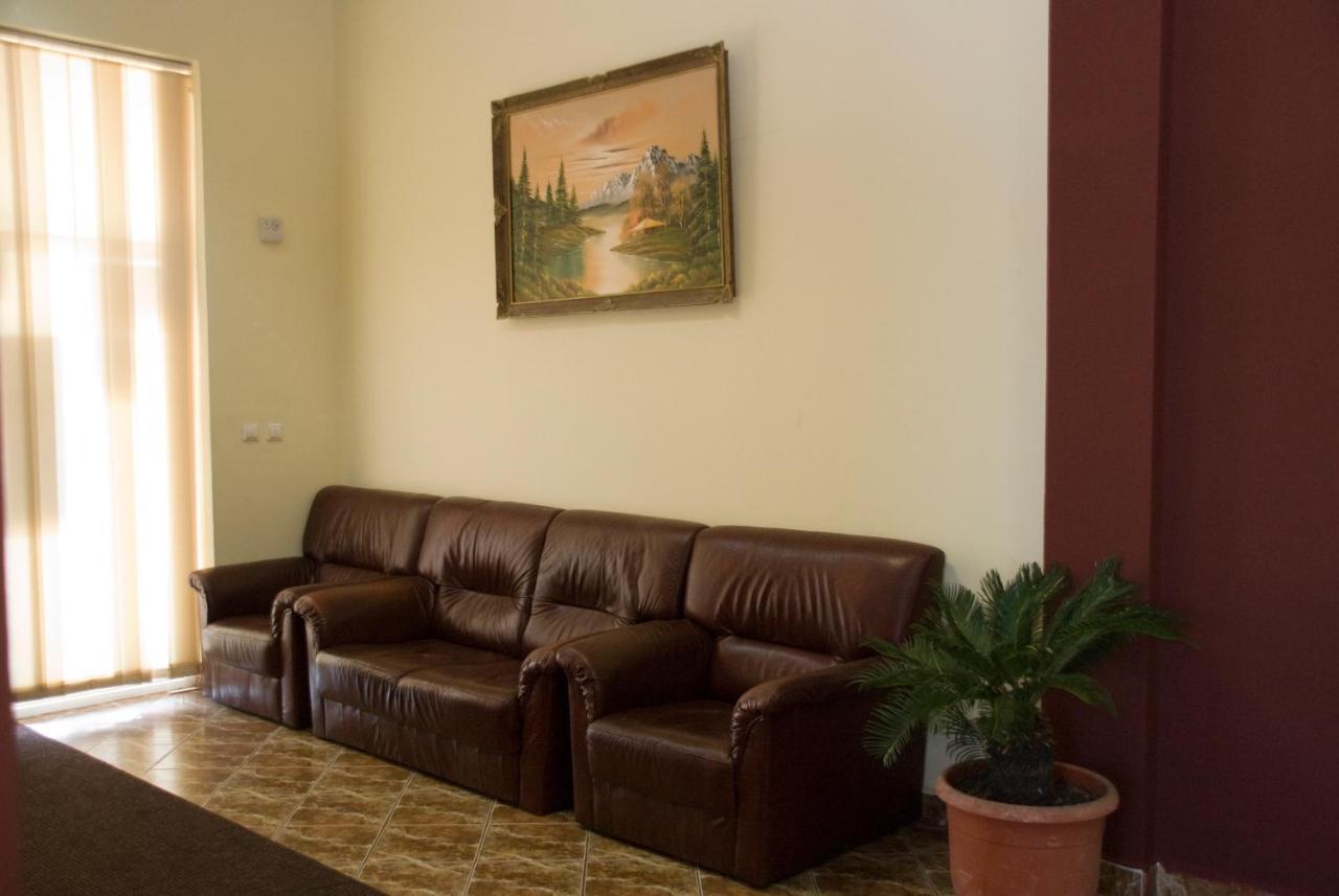Everest Hotel Arad Bagian luar foto