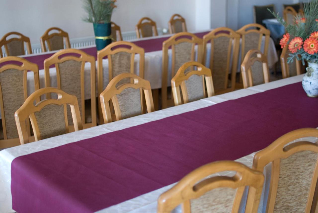 Everest Hotel Arad Bagian luar foto