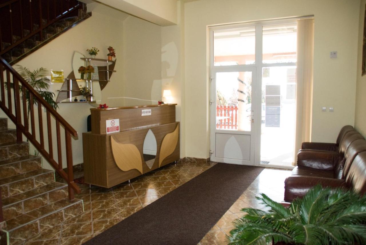 Everest Hotel Arad Bagian luar foto