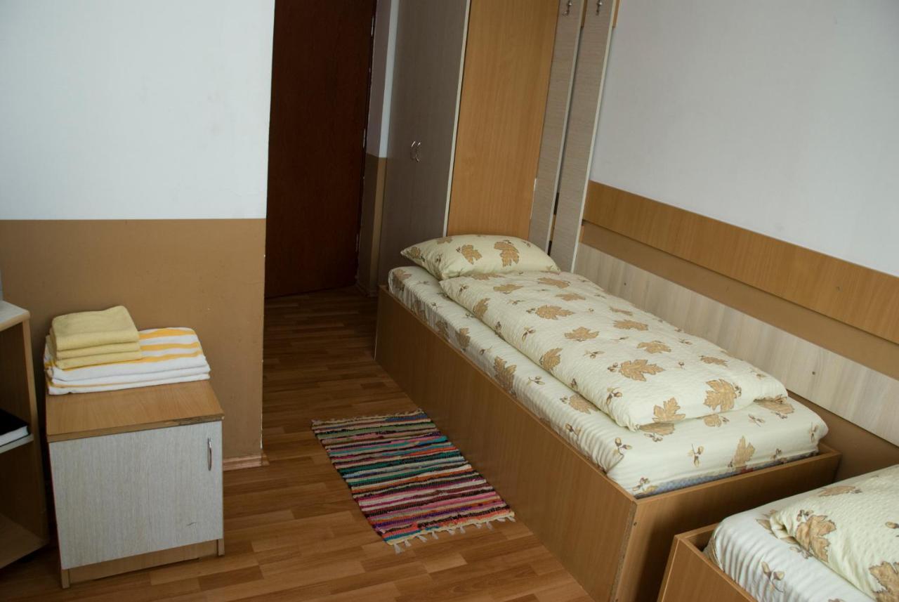 Everest Hotel Arad Bagian luar foto