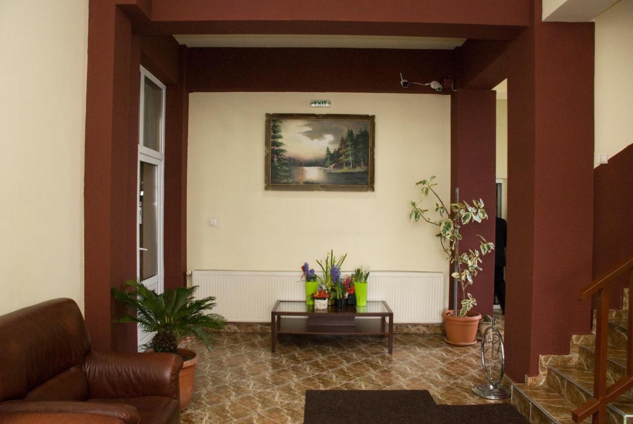 Everest Hotel Arad Bagian luar foto