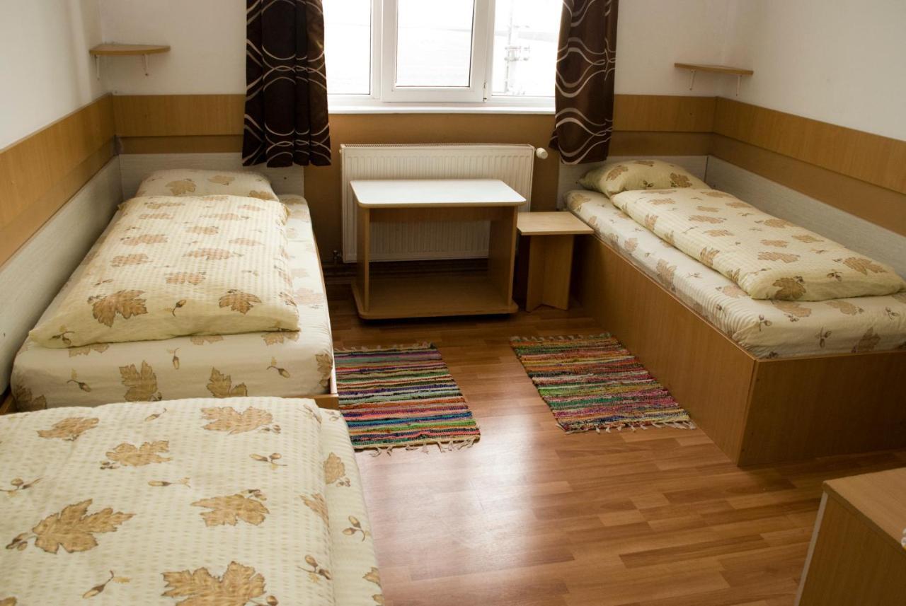 Everest Hotel Arad Bagian luar foto