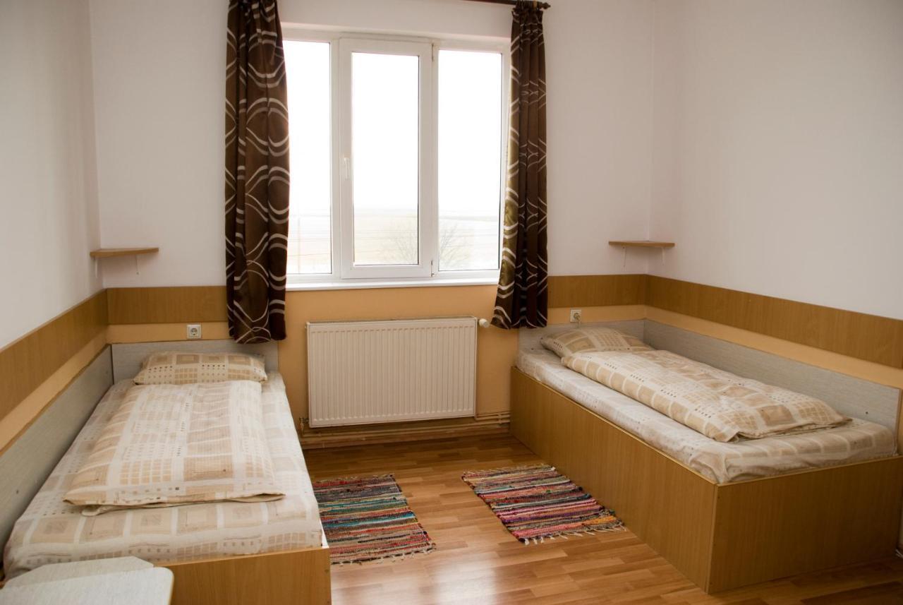 Everest Hotel Arad Bagian luar foto