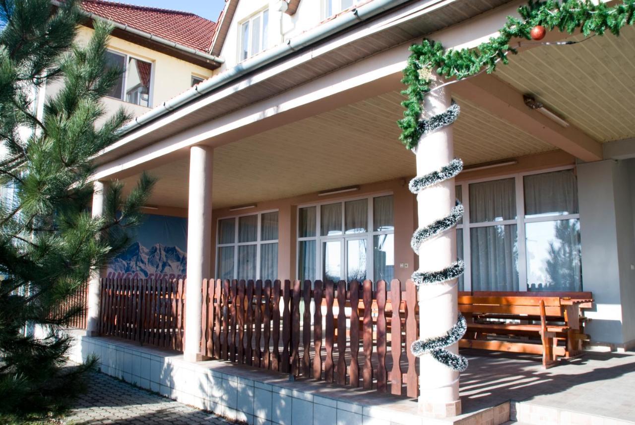 Everest Hotel Arad Bagian luar foto