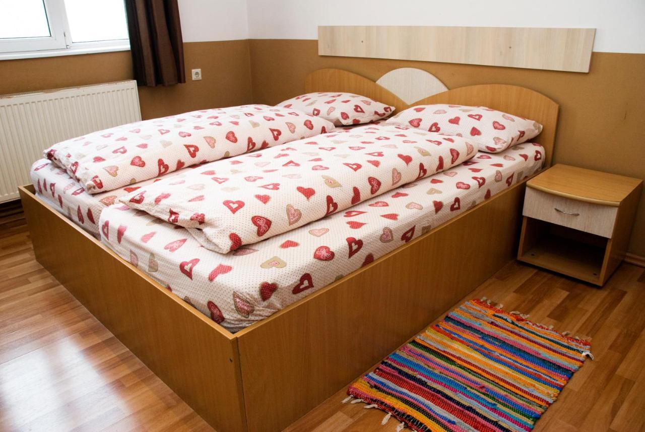 Everest Hotel Arad Bagian luar foto