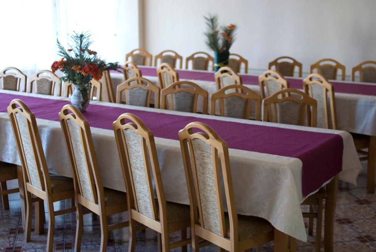 Everest Hotel Arad Bagian luar foto