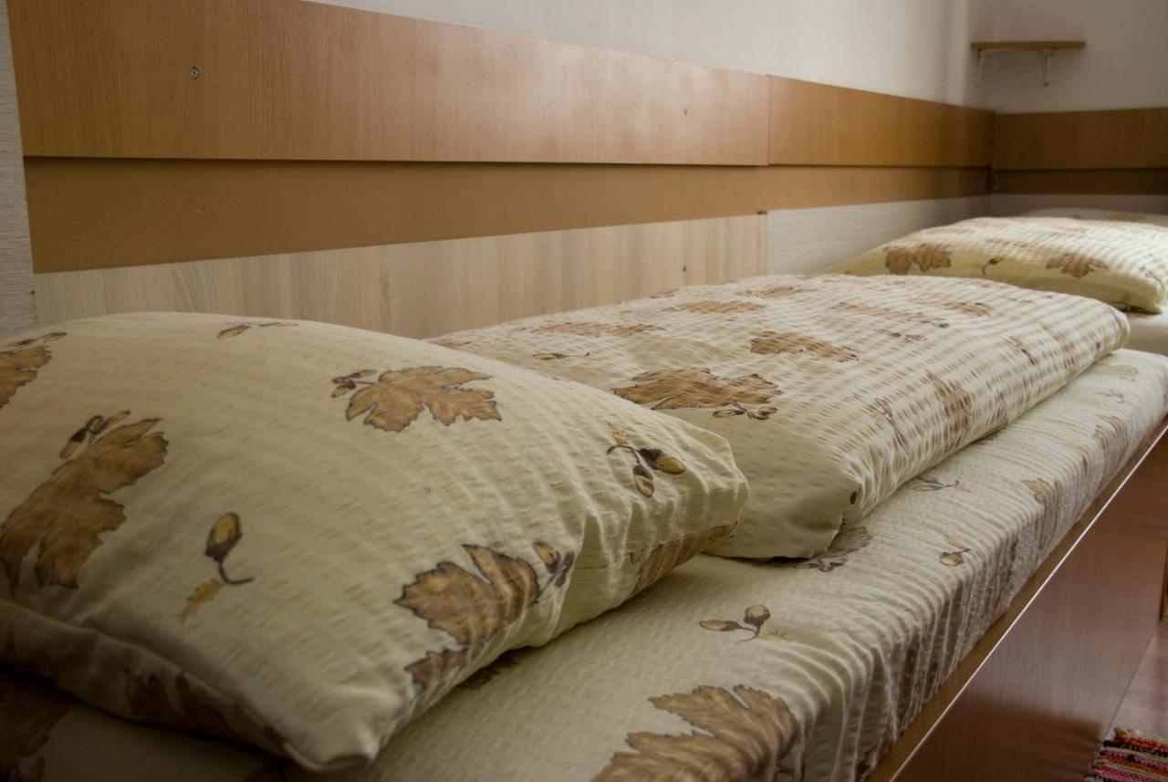 Everest Hotel Arad Bagian luar foto