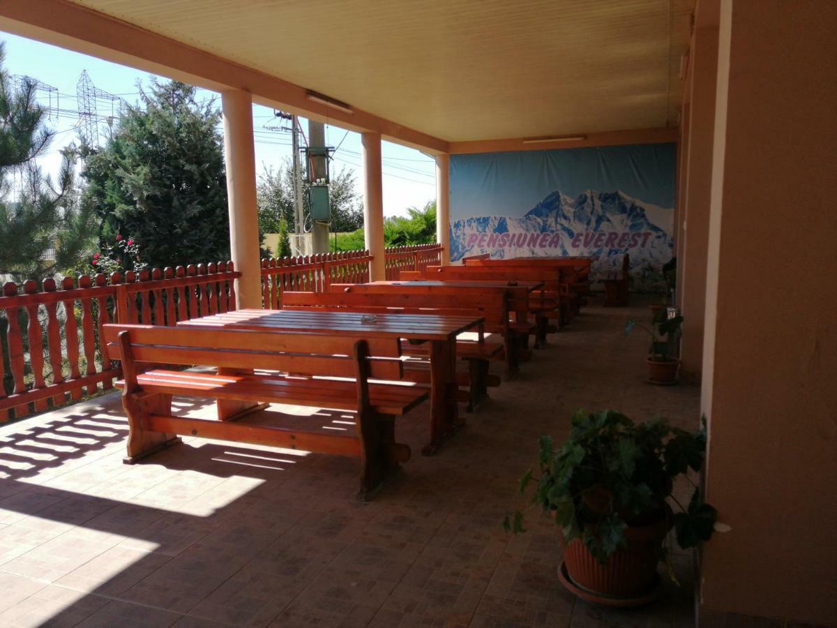 Everest Hotel Arad Bagian luar foto