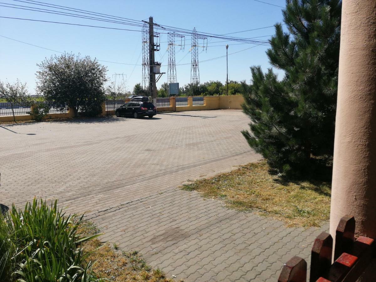 Everest Hotel Arad Bagian luar foto