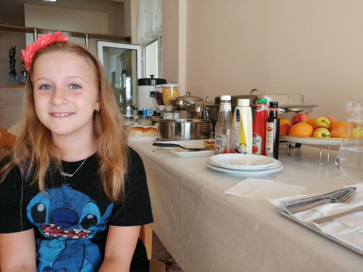 Everest Hotel Arad Bagian luar foto