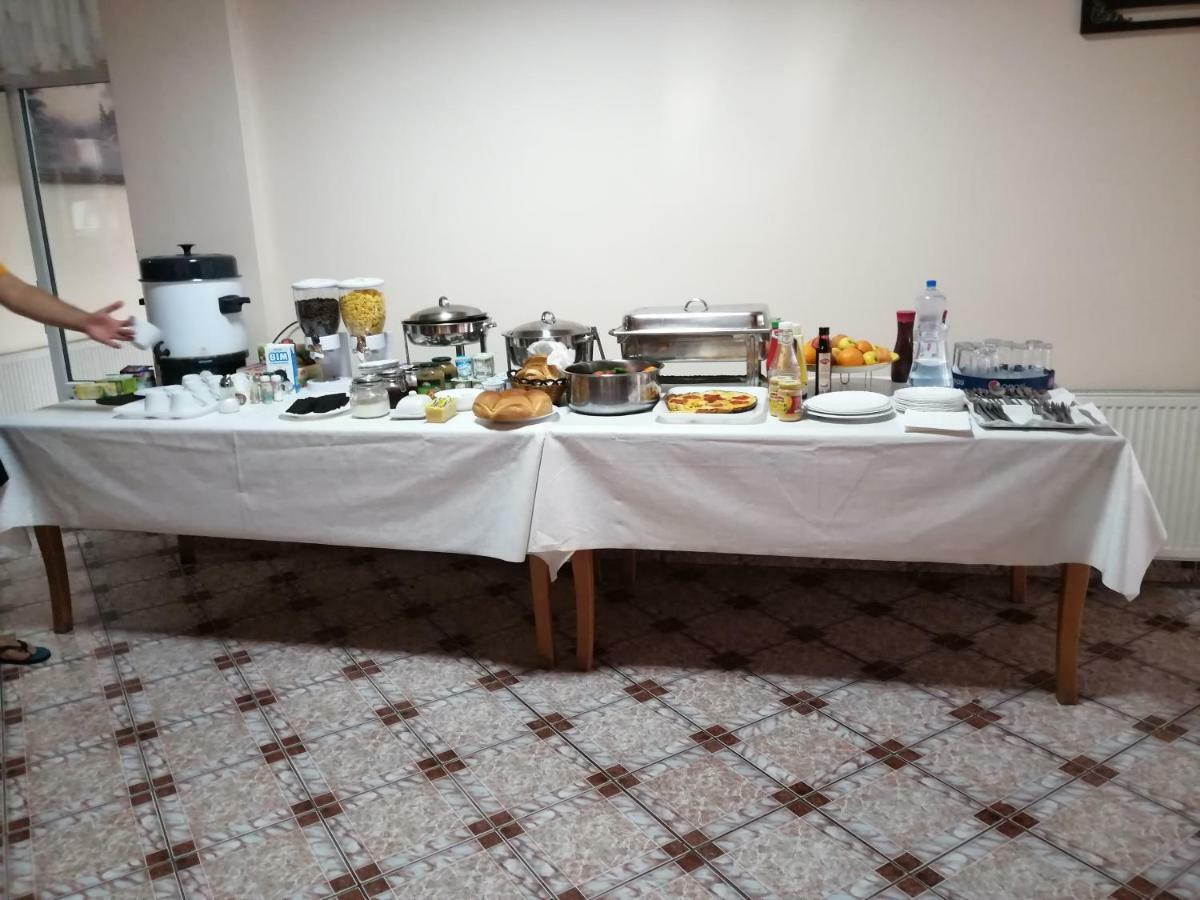Everest Hotel Arad Bagian luar foto