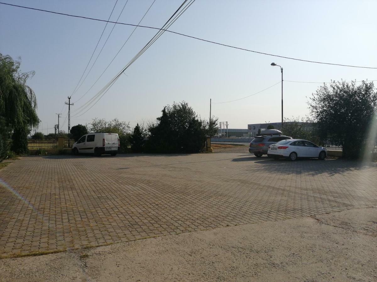 Everest Hotel Arad Bagian luar foto